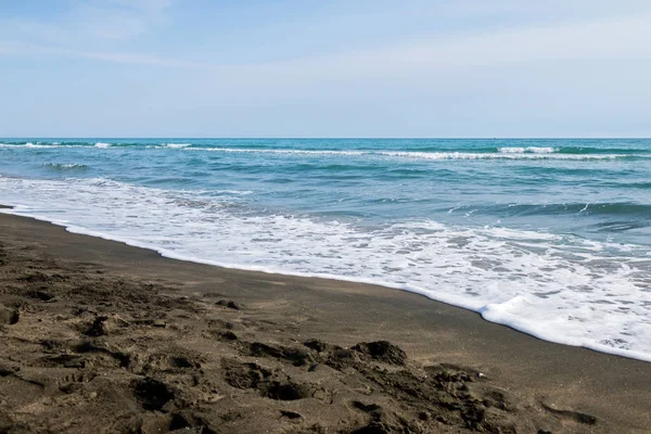 Belle mer et la plage de sable noir , — Photo
