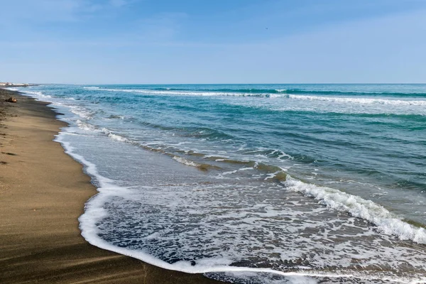 Beautiful sea and the black sandy beach, — Stock Photo, Image