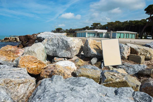 Belle mer azur et la plage rocheuse — Photo