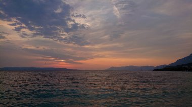 Adriyatik Denizi üzerinde güzel gün batımı görünümü