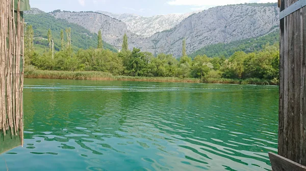 Ποταμός Τσετίνα, Κροατία. Ένα όμορφο τοπίο κοντά στην Ομίς — Φωτογραφία Αρχείου