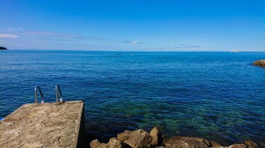 Kayalık plaj, bue şeffaf deniz