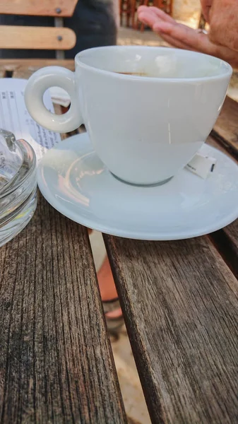 Tasse de café sur la table avec reçu — Photo