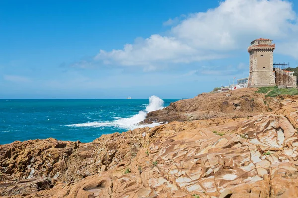 美丽的蓝海、城堡和岩石海滩 — 图库照片