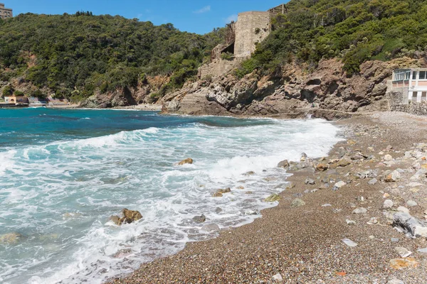 美しい青い海と岩場のビーチ — ストック写真