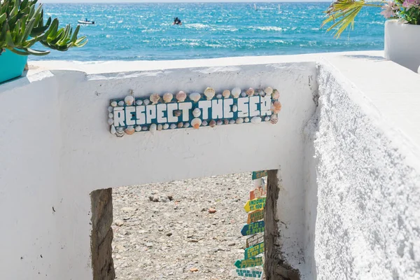 O sinal com texto e belo mar azul — Fotografia de Stock