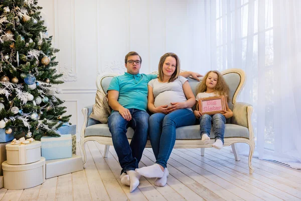 Retrato familiar cerca del árbol de Navidad —  Fotos de Stock