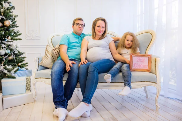 Familienporträt neben dem Weihnachtsbaum — Stockfoto