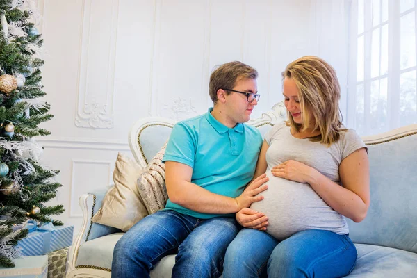 Familjeporträtt nära julgran — Stockfoto