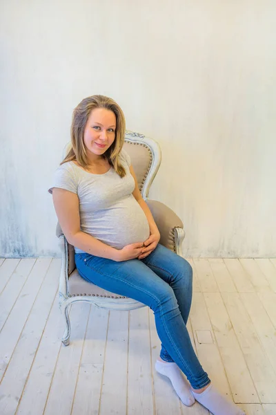 Hermosa mujer embarazada sentada — Foto de Stock