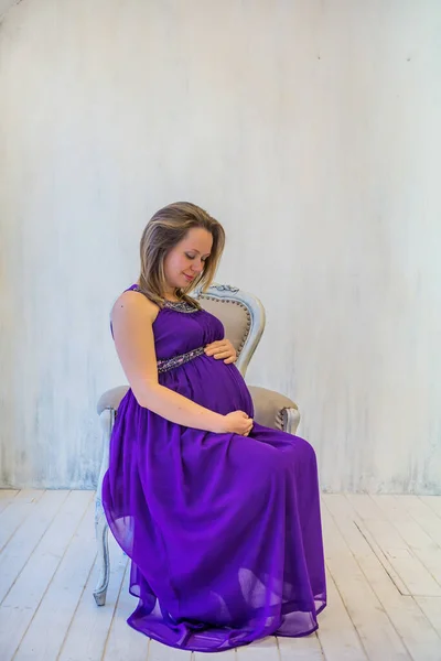 Hermosa mujer embarazada sentada —  Fotos de Stock