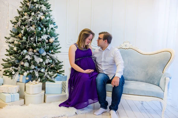 Familie portret in de buurt van kerstboom — Stockfoto