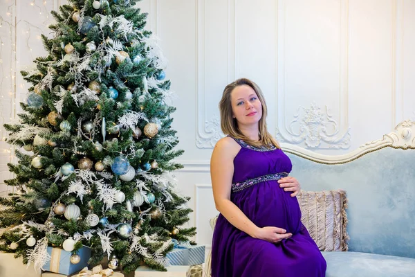 Красивая беременная женщина сидит — стоковое фото