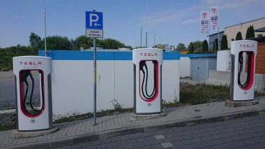 BAD RAPPENAU, ALMANYA 21 HAZİRAN 2020: Tesla Superchargerer 'a yakın.
