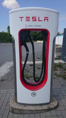 BAD RAPPENAU, ALMANYA 21 HAZİRAN 2020: Tesla Superchargerer 'a yakın.