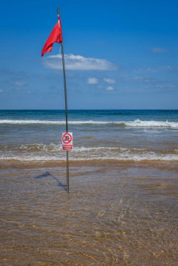 Sahilde kırmızı bayrak. Yüzme ve sörf yasağı