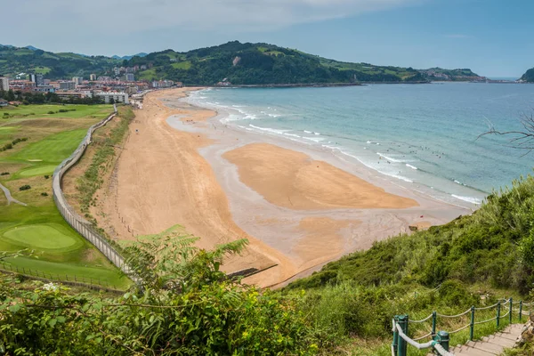 Widok z lotu ptaka na plażę Zarautz, Kraj Basków, Hiszpania w piękny letni dzień — Zdjęcie stockowe