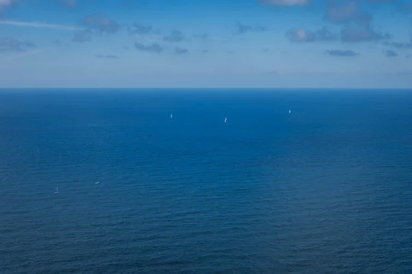 Yachts on the Atlantic ocean, deep blue water and sky — Stock Photo, Image