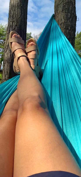 Crossed Legs Woman Lying Hammock Woods — Stock Photo, Image