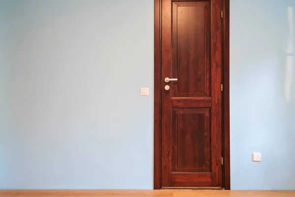 Frontalblick auf die Holztür im Hausinneren — Stockfoto