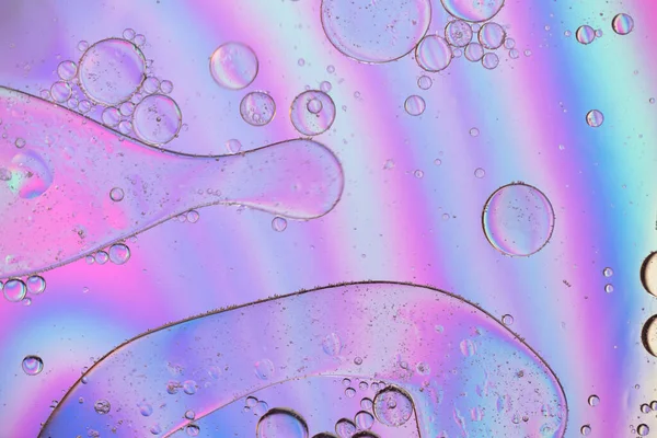 Голографический абстрактный фон в пастельно-неоновом цвете с маслом, водой и мылом — стоковое фото