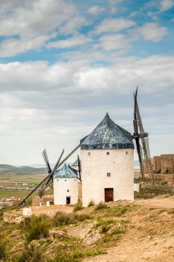 İspanya, Consuegra 'daki yel değirmenlerinin manzarası