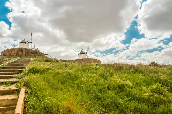 İspanya, Consuegra 'daki yel değirmenlerinin manzarası — Stok fotoğraf