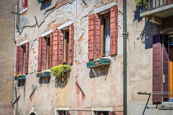 Typisches Fenster in einem Haus im alten Europa — Stockfoto