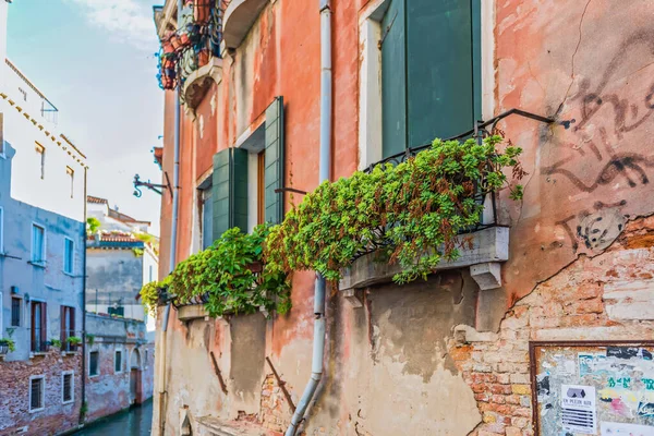 Typiskt fönster i ett hus i gamla Europa — Stockfoto