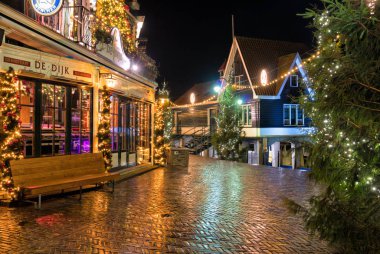 Volendam, Hollanda - 31 Aralık 2018: Şehir merkezinde, Volendam yeni yıl arifesinde Noel aydınlatmaları ile süslüdür