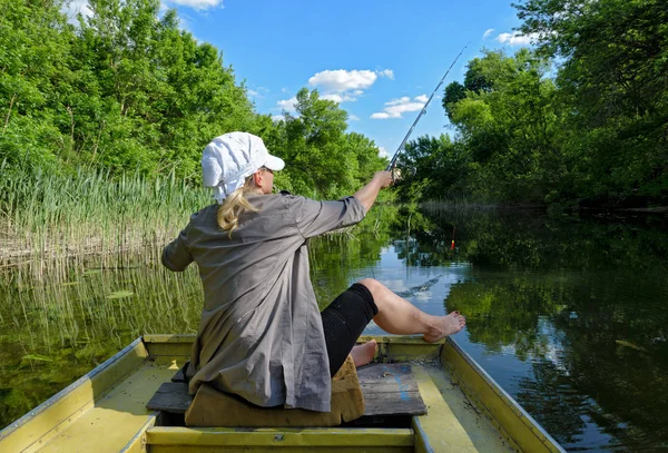 Das Mädchen Einem Boot Das Einem See Fischt Malerischer Blick — Stockfoto