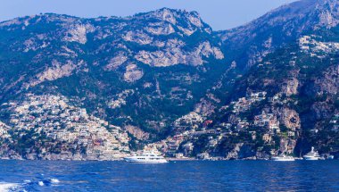 Positano kasaba Amalfi coast ve Tiren Denizi, İtalya