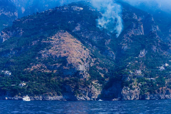 火在山在夏天在2017年附近城市波西塔诺 阿马尔菲海岸 意大利 — 图库照片
