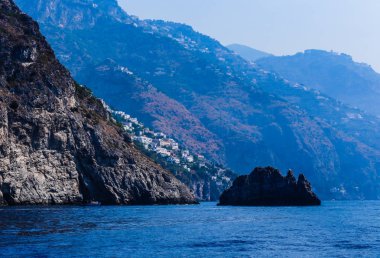 Amalfi Coast Positano ve Amalfi arasında bir görüntü. Campania. İtalya