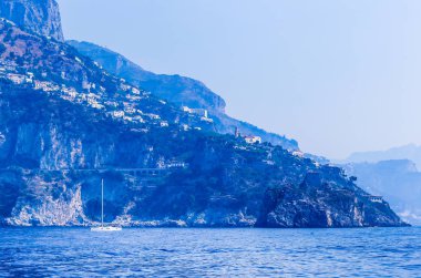 Conca dei Marini Köyü denizden Campania, İtalya görülen Amalfi Coast görünümünü