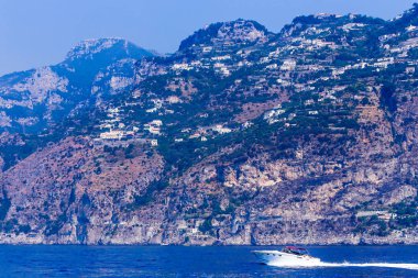İtalya, Praiano, Marina di Praia 'daki kayalık sahil şeridi Amalfi' ye bakıyor.