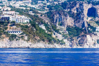 Conca dei Marini Köyü denizden Campania, İtalya görülen Amalfi Coast görünümünü