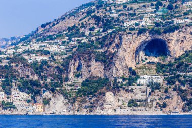 Conca dei Marini Köyü denizden Campania, İtalya görülen Amalfi Coast görünümünü