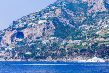 Amalfi, İtalya - Jule 20, 2017: Pasta görünümü köyü Amalfi Coast gördüm denizden Campania, İtalya