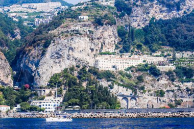 Amalfi, İtalya - Jule 20, 2017: Pasta görünümü köyü Amalfi Coast gördüm denizden Campania, İtalya
