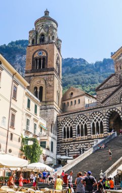 Amalfi, İtalya - Jule 20, 2017: Görünümü için Piazza del Duomo giden adımları ve Katedrali St Andrea. Amalfi, İtalya