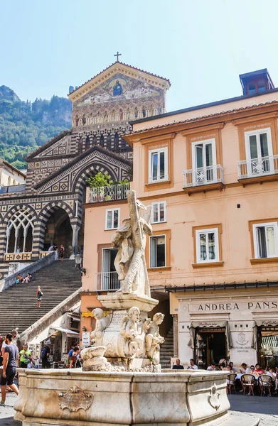 Amalfi Itália Julho 2017 Fonte Com Estátua Santo André Catedral — Fotografia de Stock