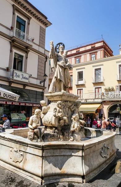 Amalfi Itália Julho 2017 Fonte Com Estátua Santo André Catedral — Fotografia de Stock