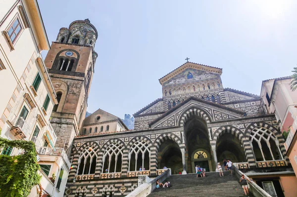 アマルフィ イタリア ジュール 2017 聖アンドレアの大聖堂とドゥオーモ広場からに導くステップの観アマルフィ イタリア — ストック写真
