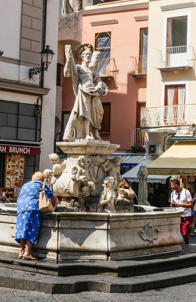 Amalfi Włochy Jule 2017 Fontanna Figurą Andrzeja Głównym Placu Amalfi — Zdjęcie stockowe