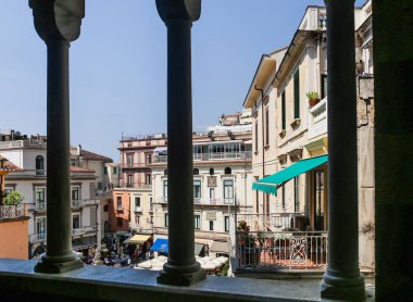 Amalfi, İtalya - Jule 20, 2017: Görünümü sütunların Katedrali St Andrew Piazza del Duomo için Amalfi'da üzerinden. İtalya 