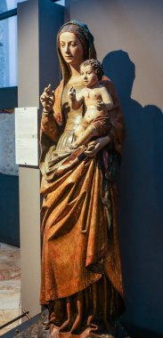 Onun elinde bir bebek İsa Meryem Meryem Ana heykeli. Amalfi Katedrali, İtalya'da