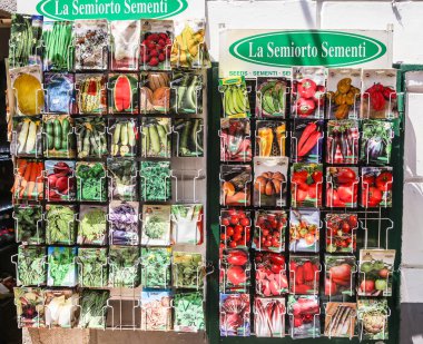 Amalfi, İtalya - 13 Haziran 2017: Sebze tohum paketlerinde, Amalfi şehir, İtalya için Satılık