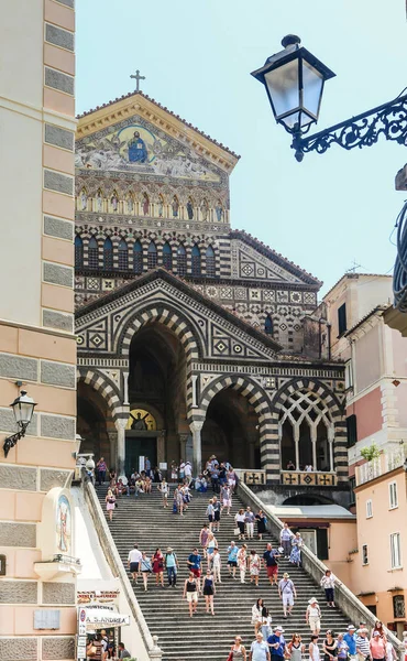 アマルフィ イタリア ジュール 2017 聖アンドレアの大聖堂とドゥオーモ広場からに導くステップの観アマルフィ イタリア — ストック写真