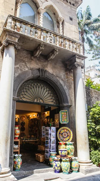 イタリア アマルフィの町の旧市街のアマルフィ イタリア 2017 伝統的なアートやお土産の店 — ストック写真